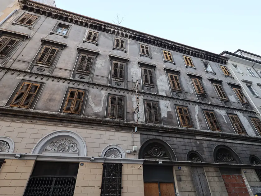 L’edificio in stato di abbandono (foto Andrea Lasorte)