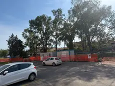 L'area con gli stalli gialli parzialmente occupata dal cantiere