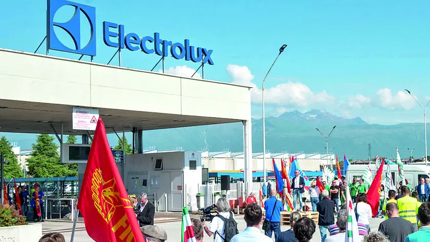 Una manifestazione dei lavoratori di Electrolux fuori dallo stabilimento di Porcia © Foto Petrussi / Brisotto