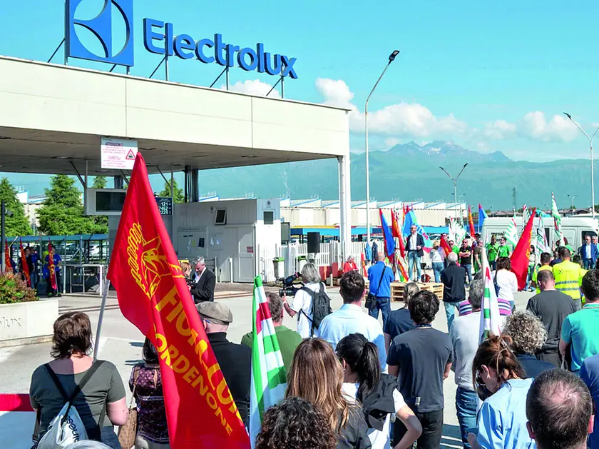 Una manifestazione dei lavoratori di Electrolux fuori dallo stabilimento di Porcia © Foto Petrussi / Brisotto