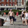 Trecento euro di multa è il rischio che corre chi gira a torso nudo (Lasorte)