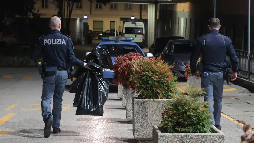 L’operazione nazionale a Trieste ha portato anche al sequestro di coltelli, mazze da baseball e bastoni Foto Lasorte