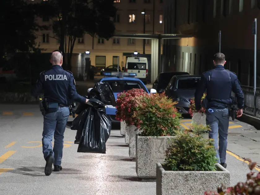 L’operazione nazionale a Trieste ha portato anche al sequestro di coltelli, mazze da baseball e bastoni Foto Lasorte