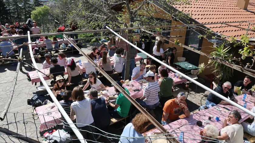 Triestini e turisti in osmiza (Lasorte)