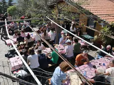 Triestini e turisti in osmiza (Lasorte)