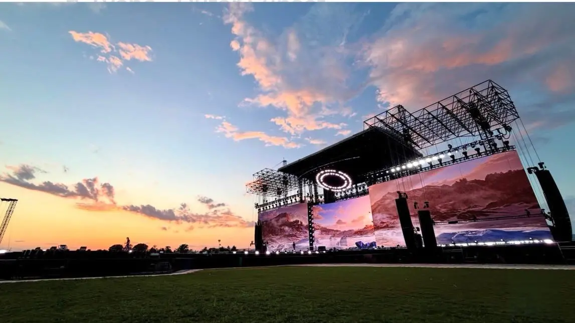 Il palco durante le prove del concerto