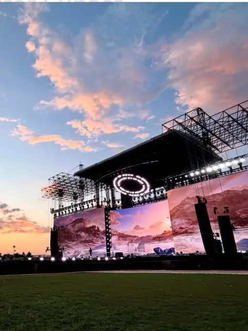 Il palco durante le prove del concerto
