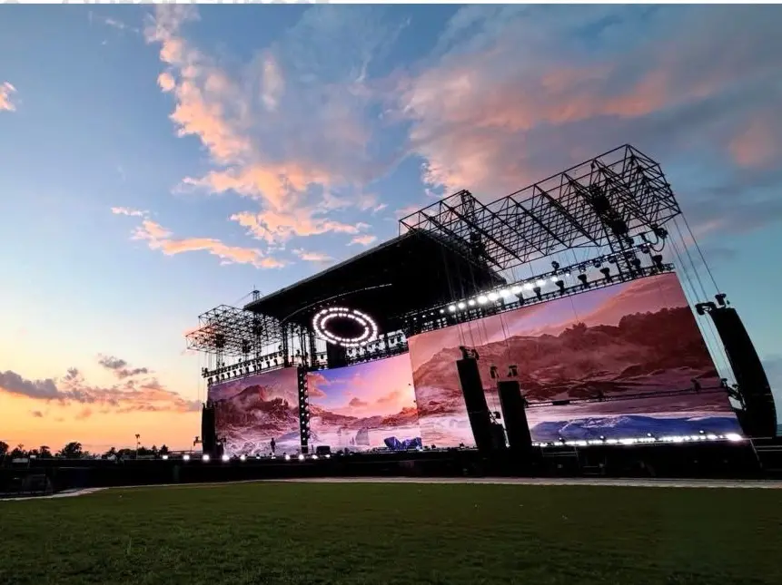 Il palco durante le prove del concerto