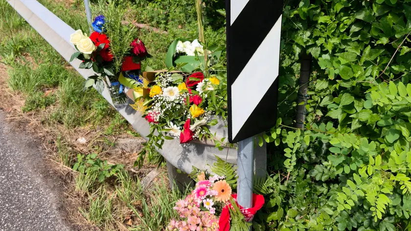 I fiori apparsi domenica mattina sul luogo dell'incidente