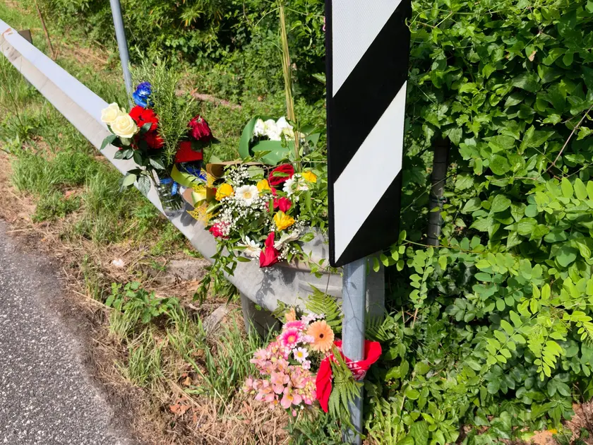 I fiori apparsi domenica mattina sul luogo dell'incidente