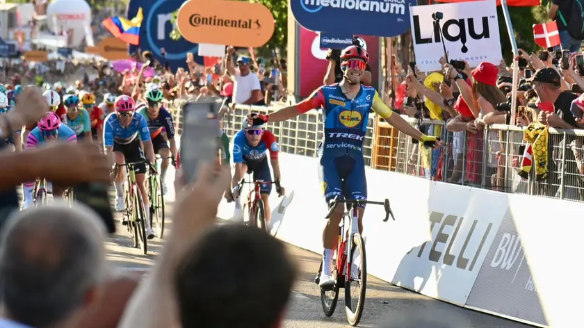Il velocista bujese Jonathan Milan trionfa a Roma aggiudicandosi l'ultima tappa del Giro d'Italia