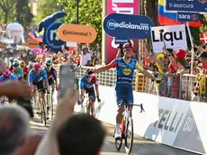 Il velocista bujese Jonathan Milan trionfa a Roma aggiudicandosi l'ultima tappa del Giro d'Italia
