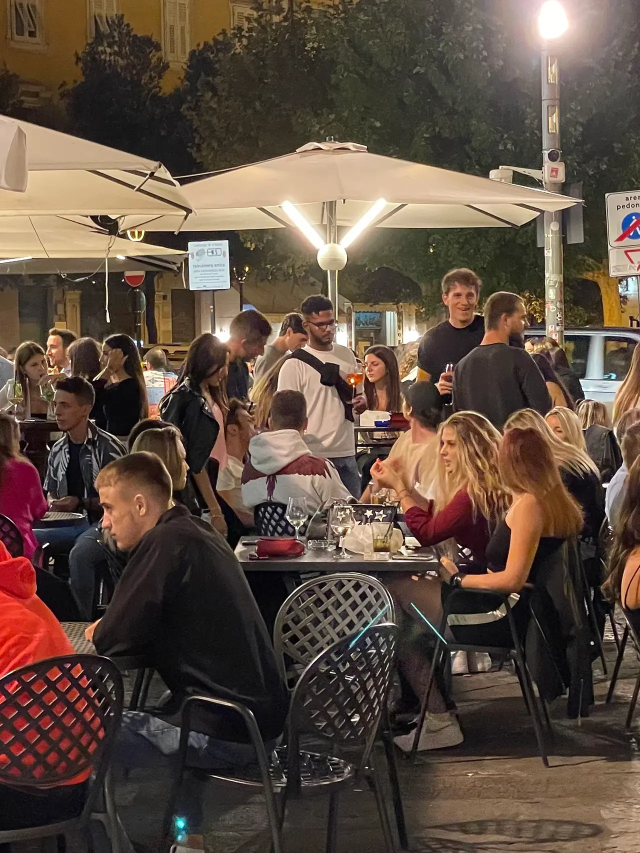 La folla in via Torino (foto Massimo Silvano)