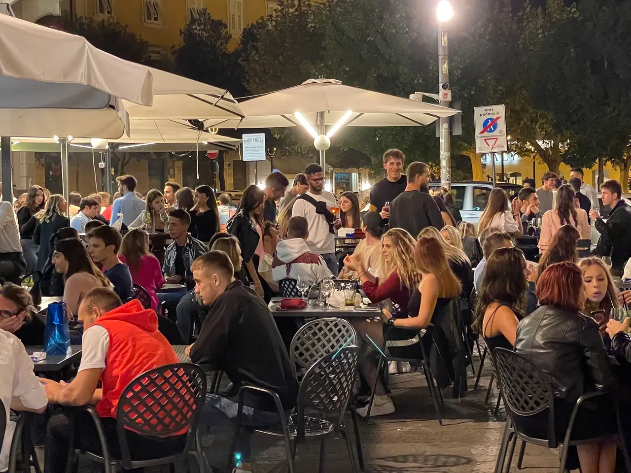 La folla in via Torino (foto Massimo Silvano)