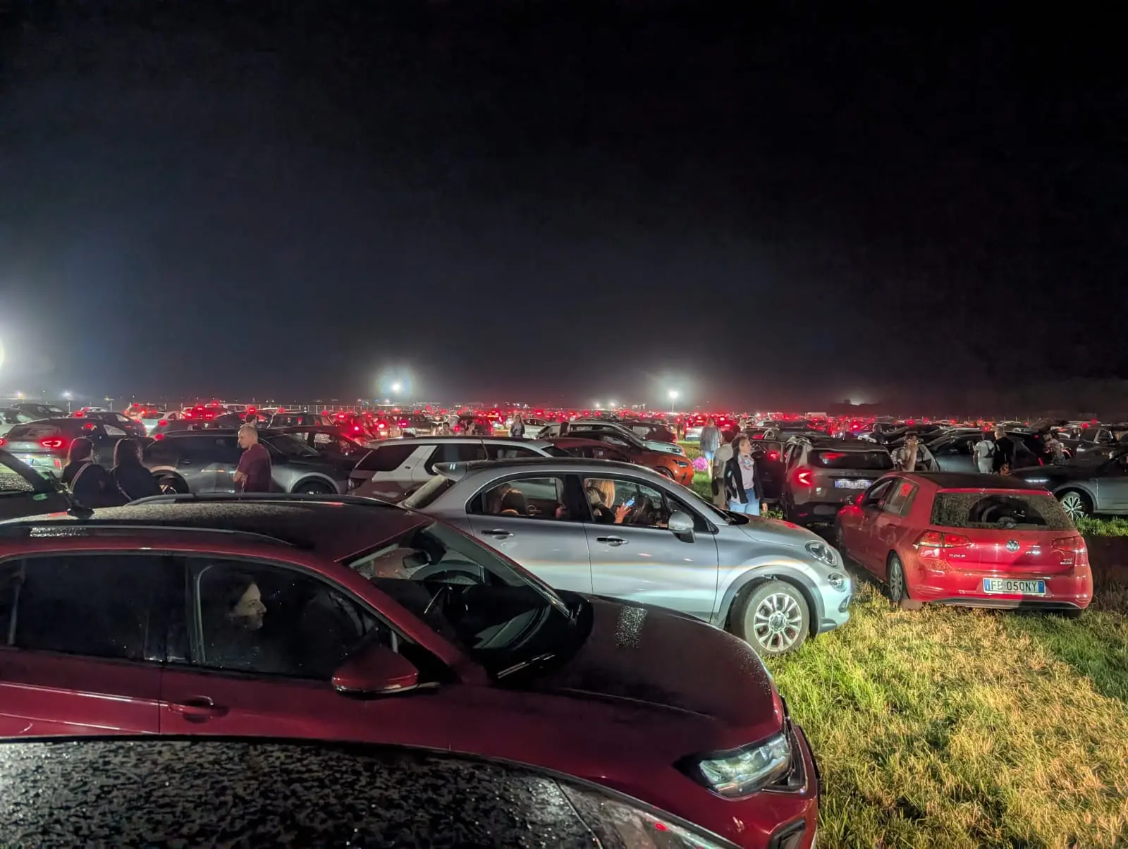 La situazione nel parcheggio V (quello vicino all'aeroporto) a mezzanotte e mezza