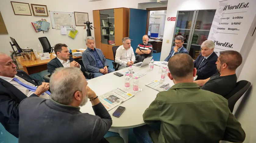 Il forum organizzato nella redazione del Piccolo a Gorizia (fotoservizio Daniele Tibaldi)