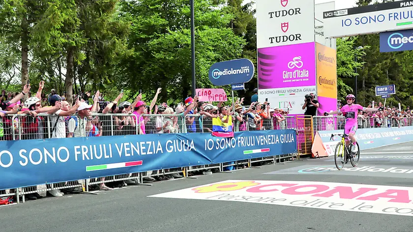 Il vincitore del Giro d'Italia, Jonas Vingegaard, sul traguardo di Piancavallo griffato "Io sono Friuli Venezia Giulia"