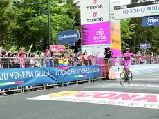 Il vincitore del Giro d'Italia, Jonas Vingegaard, sul traguardo di Piancavallo griffato "Io sono Friuli Venezia Giulia"