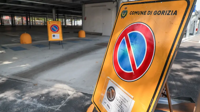 I cartelli nel parcheggio di via Manzoni (Tibaldi)