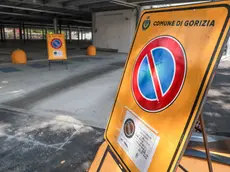 I cartelli nel parcheggio di via Manzoni (Tibaldi)