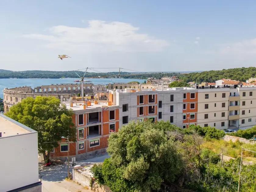 Il grande complesso in costruzione accanto all’Arena di Pola (foto Robert Hrelja, Istra 24)