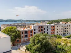 Il grande complesso in costruzione accanto all’Arena di Pola (foto Robert Hrelja, Istra 24)