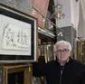 Princivalli accanto al disegno di de Chirico realizzato per Rocco (foto Lasorte)