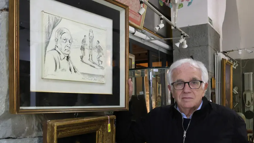 Princivalli accanto al disegno di de Chirico realizzato per Rocco (foto Lasorte)