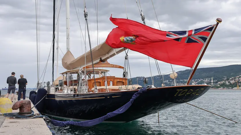 Lo yacht ormeggiato al molo Pescheria (fotoservizio Andrea Lasorte)