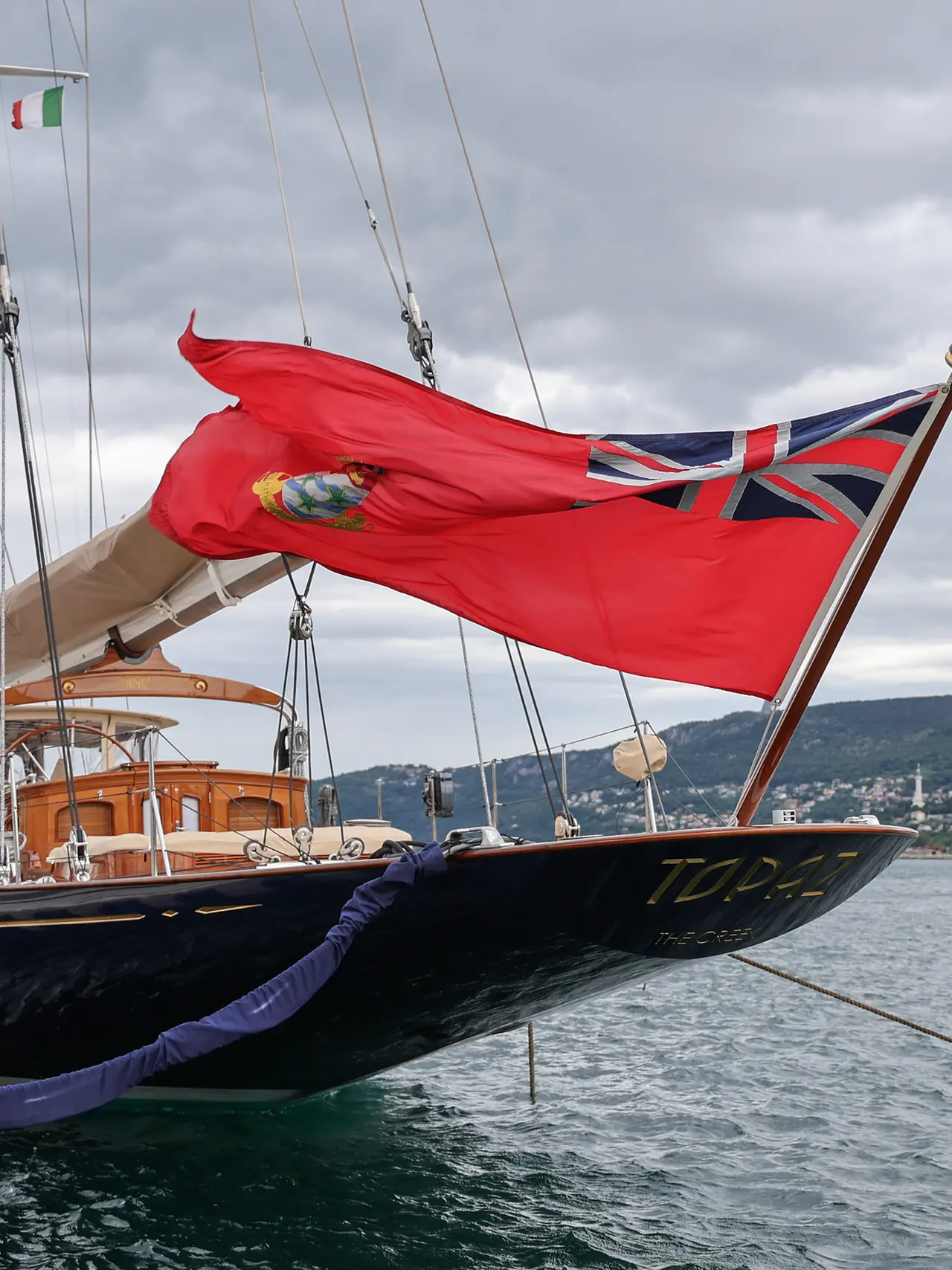 Lo yacht ormeggiato al molo Pescheria (fotoservizio Andrea Lasorte)