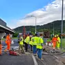Operai al lavoro per sistemare la tubatura (fotoservizio Francesco Bruni)