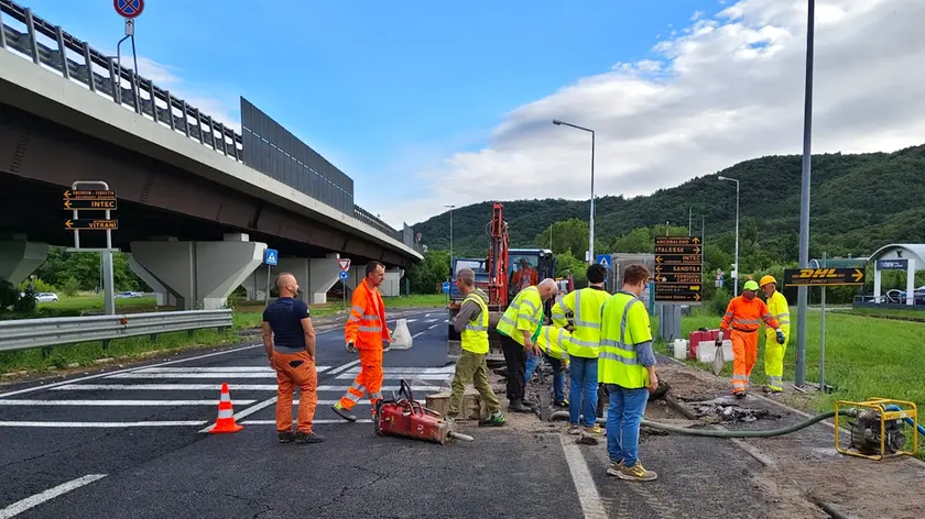 Si rompe una tubatura in strada delle Saline: l’80 per cento delle utenze di Muggia senz’acqua