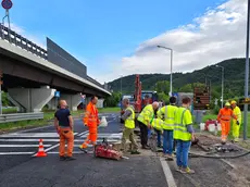 Operai al lavoro per sistemare la tubatura (fotoservizio Francesco Bruni)