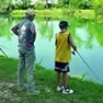 Nonno e nipote mentre si dedicano alla pesca ricreativa