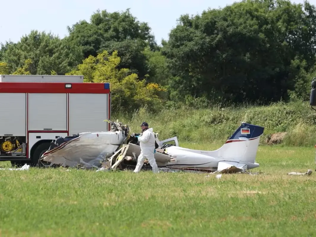 I rilievi dopo l’incidente aereo costato la vita a quattro persone (foto istra24.hr)
