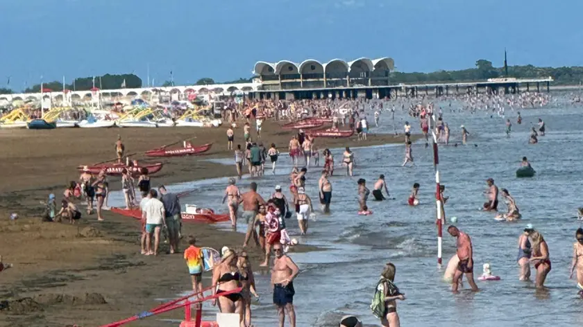 Bagnanti sulla spiaggia di Lignano Pineta