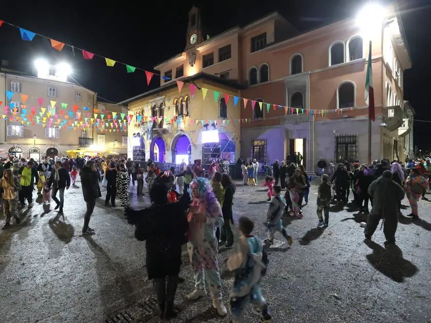 Festeggiamenti in piazza Marconi a Muggia (foto Lasorte)