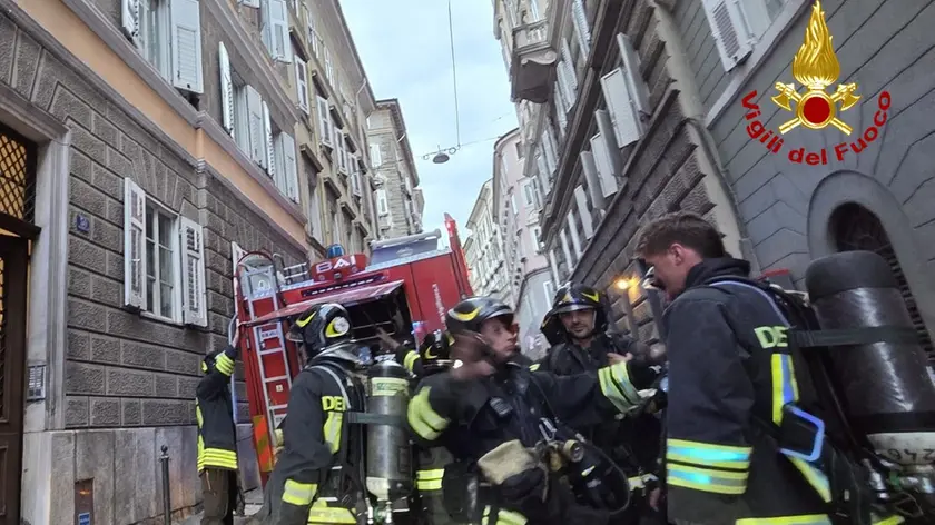 Incendio in un appartamento di via Crispi a Trieste: evacuato lo stabile