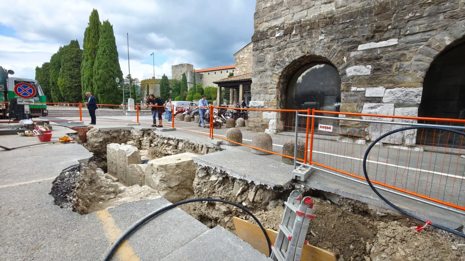 Gli scavi davanti al campanile della cattedrale di San Giusto