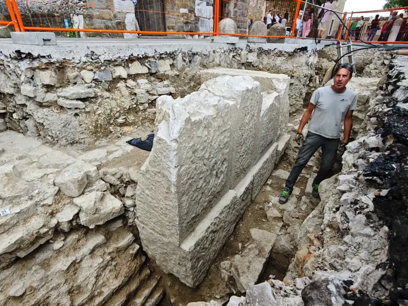 I ritrovamenti archeologici nell'area antistante il campanile della cattedrale di San Giusto (foto Lasorte)