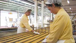 Una linea produttiva di Nuova Industria Biscotti Crich