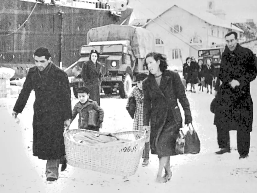 Italiani in partenza da Pola in una foto d’epoca