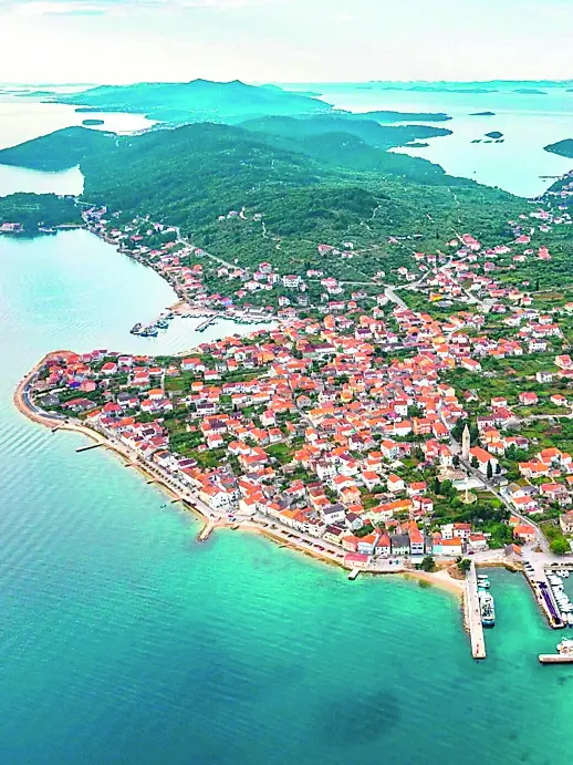 L’abitato dell’isola di Ugliano, nell’arcipelago zaratino: i 6.000 residenti riceveranno l’acqua per primi