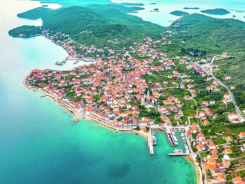 L’abitato dell’isola di Ugliano, nell’arcipelago zaratino: i 6.000 residenti riceveranno l’acqua per primi
