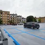Le strisce blu sul tetto del parcheggio appena dipinte che delimitano gli stalli a pagamento