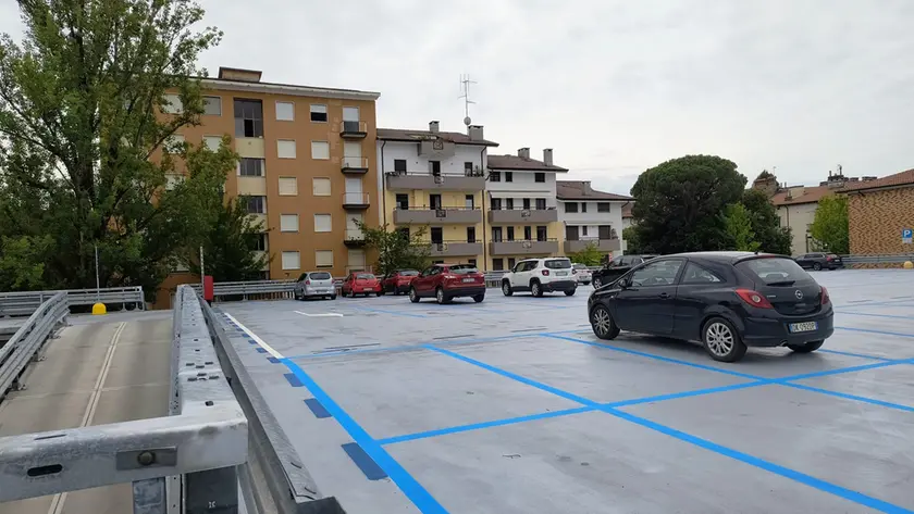 Dipinte le strisce blu: il parcheggio multipiano di via Manz