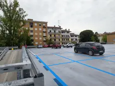 Le strisce blu sul tetto del parcheggio appena dipinte che delimitano gli stalli a pagamento