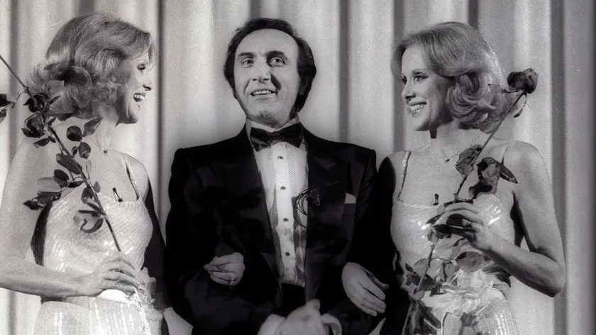 Pippo Baudo assieme alle sorelle Alice ed Helen Kessler in un momento della sua lunghissima carriera