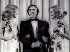 Pippo Baudo assieme alle sorelle Alice ed Helen Kessler in un momento della sua lunghissima carriera