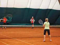 Tennisti durante una partita in uno dei campi dell’asd Campagnuzza (foto A. Simcic / Tibaldi)